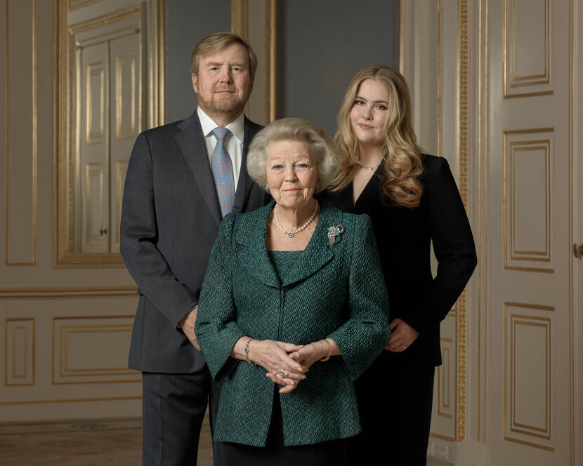 Portret van Prinses Beatrix, Koning Willem-Alexander en de Prinses van Oranje ter gelegenheid van de 85ste verjaardag van Prinses Beatrix