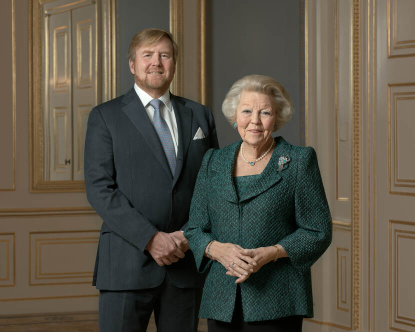 Portret van Prinses Beatrix en Koning Willem-Alexander ter gelegenheid van de 85ste verjaardag van Prinses Beatrix