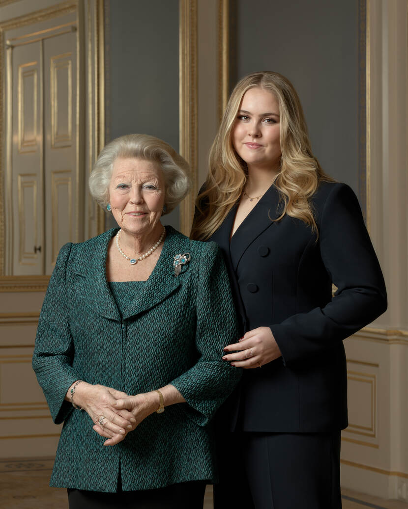 Portret van Prinses Beatrix en de Prinses van Oranje ter gelegenheid van de 85ste verjaardag van Prinses Beatrix