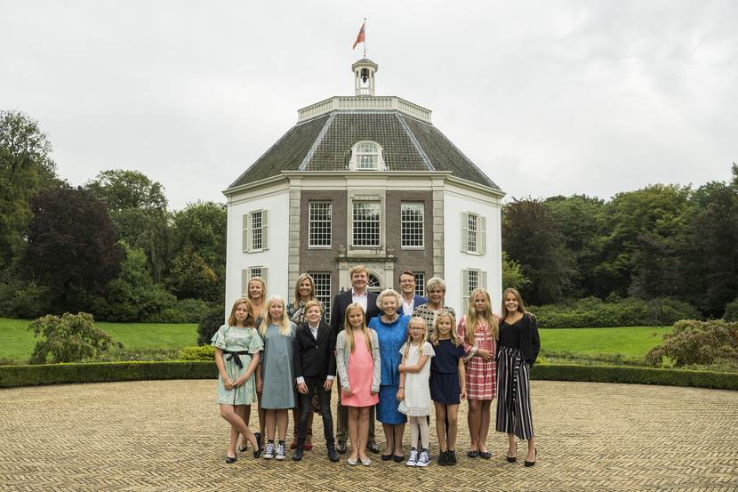 Prinses Beatrix met enkele leden van de Koninklijke Familie voor Kasteel Drakensteyn