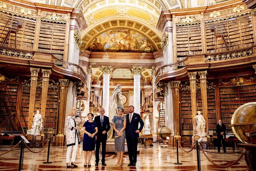 In de Nationale Bibliotheek bezoekt het Koninklijk Paar de Pronkzaal.