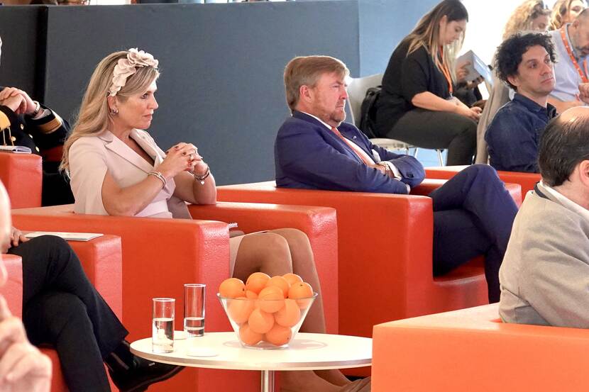 Koning Willem-Alexander en Koningin Máxima zijn bij een pitchcompetitie van Orange Grove startups in Athene