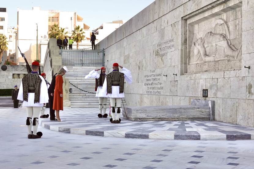 Koning Willem-Alexander en Koningin Máxima leggen een krans bij het monument van de onbekende soldaat op het Syntagmaplein in Athene.