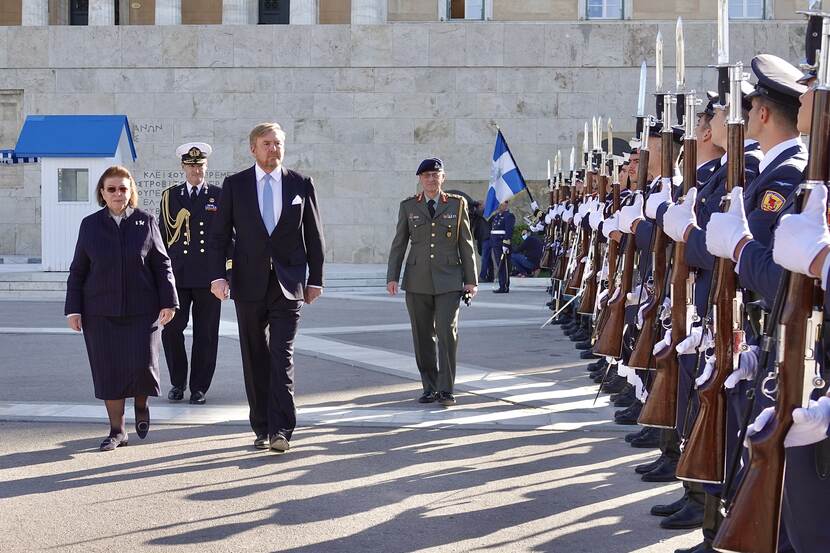 Koning Willem-Alexander inspecteert de erewacht op het Syntagmaplein in Athene