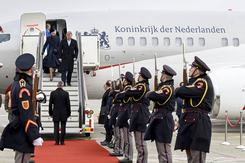 Koning Willem-Alexander en Koningin Máxima aankomst vliegveld Bratislava