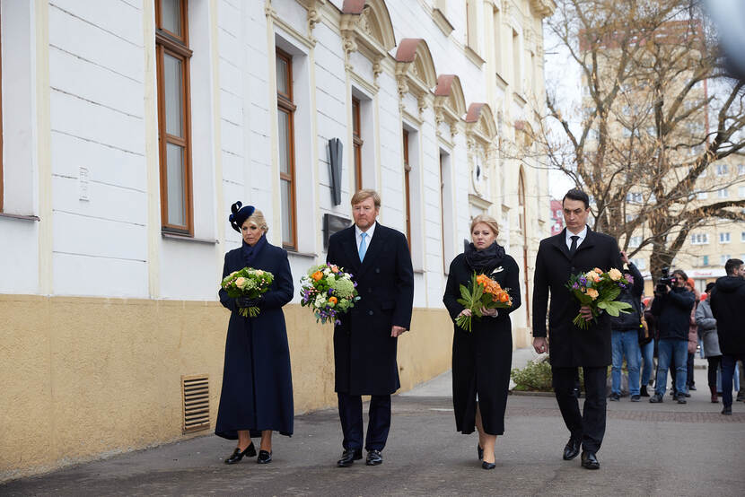 Koning Willem-Alexander en Koningin Máxima leggen bloemen bij Ján Kuciak-monument
