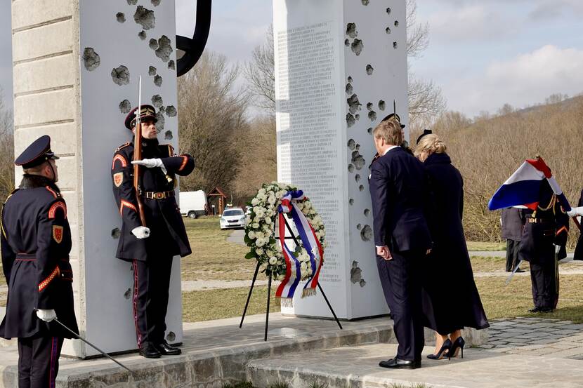 Koning Willem-Alexander en Koningin Máxima leggen een krans bij gedenkteken De Poort van de Vrijheid in Bratislava