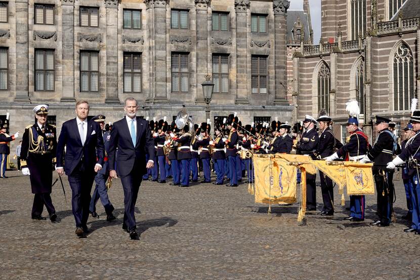Koning en Koning Felipe bij welkomstceremonie staatsbezoek Spanje