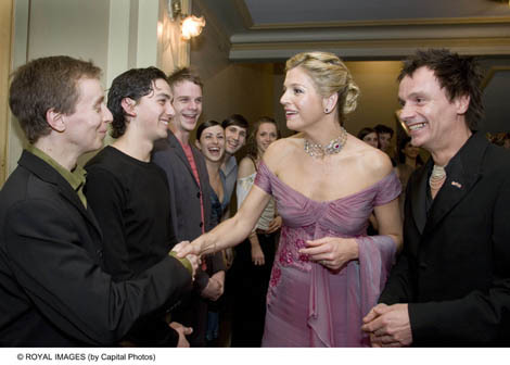 Buenos Aires, 31 maart 2006: Prinses Maxima ontmoet de balletdansers van Introdans na afloop van hun voorstelling in Teatro Colón