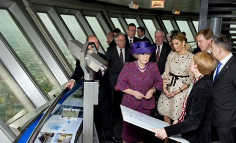 Berlijn, 13 april 2011: De Koningin, de Prins van Oranje en Prinses Máxima krijgen op de panorama etage van de Fernsehturm - televisietoren - uitleg over de opbouw en ontwikkeling van Berlijn. .