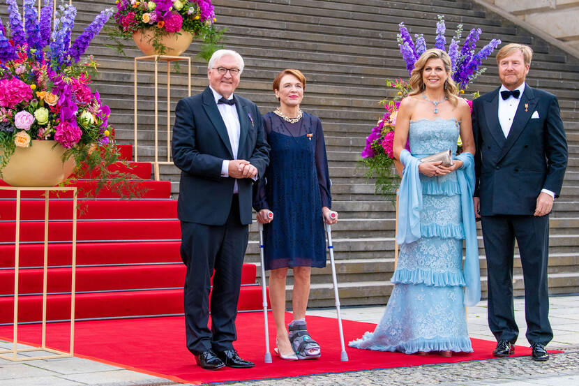 Koning Willem-Alexander en Koningin Máxima voor concertzaal.