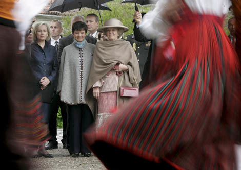 Kuressaare, 16 mei 2008: De Koningin wordt bij het Kuressaare Episcopal Castle ontvangen met traditionele dans .