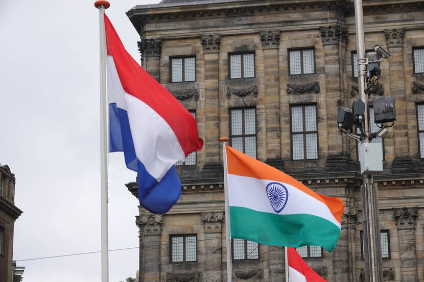 Vlaggen Nederland en India.