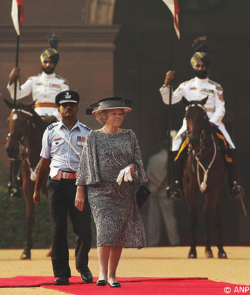 New Delhi, 24 oktober 2007: De Koningin tijdens de inspectie van de erewacht op het voorterrein van het paleis van de President van India