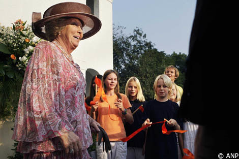 New Delhi, 25 oktober 2007: De Koningin komt voor de ontmoeting met de Nederlandse gemeenschap in India aan bij de residentie van de ambassadeur. Nederlandse kinderen zingen een liedje voor de Koningin
