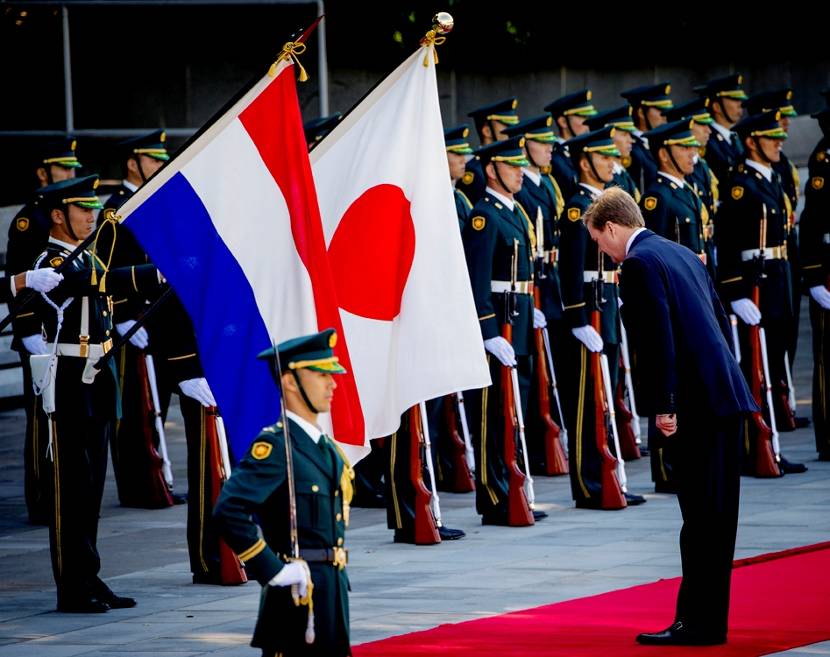 Tokio, 29 oktober 2014: Koning Willem-Alexander buigt voor de Nederlandse en Japanse vlag tijdens de welkomstceremonie op het voorplein bij het Keizerlijk Paleis aan het begin van het staatsbezoek aan Japan.
