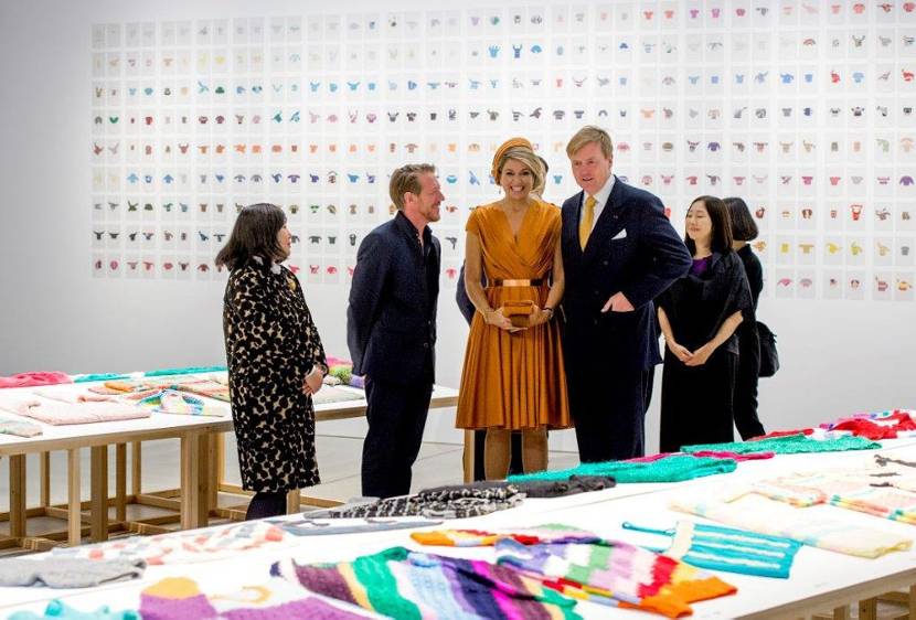 Tokio, 29 oktober 2014: Koning Willem-Alexander en Koningin Máxima in gesprek met kunstenaar Ivo van den Baar tijdens het bezoek aan museum 21_21 Design Sight.