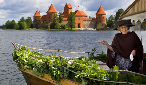 Trakai, 25 juni 2008: Staatsbezoek aan Litouwen. De Koningin maakt een rondvaart om het kasteel van Trakai .
