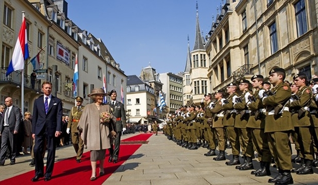 Luxemburg, 20 maart 2012: de Koningin en Groothertog Henri van Luxemburg tijdens de welkomstceremonie 