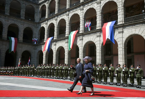 Mexico-stad, 3 november 2009: De Koningin heeft, vergezeld door de Mexicaanse president Felipe Calderón, de erewacht geïnspecteerd op de binnenplaats van de Patio de Honor van het nationaal paleis .