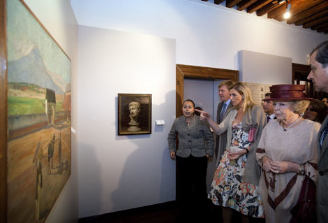 Guanajuato 5 november 2009: De Koningin bekijkt in het geboortehuis van de Mexicaanse muurschilder Diego Rivera zijn werken. Het museum bevat voornamelijk schetsen die de ontwikkeling Diego Rivera door de jaren heen laten zien