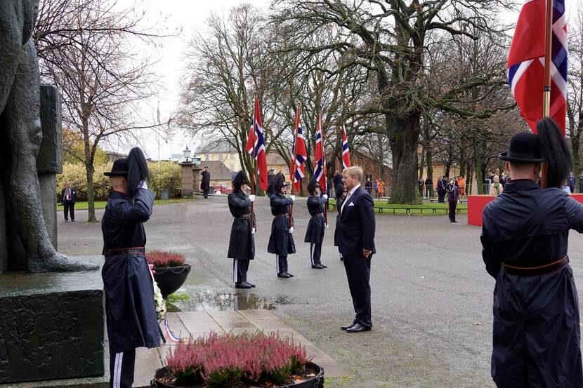 Koning Willem-Alexander voor het Nationaal Monument in Fort Akershus.