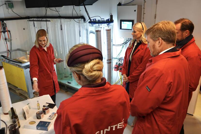 Koning Willem-Alexander en Koningin Máxima krijgen een rondleiding door het Norwegian Centre voor Plankton Technology laboratorium.
