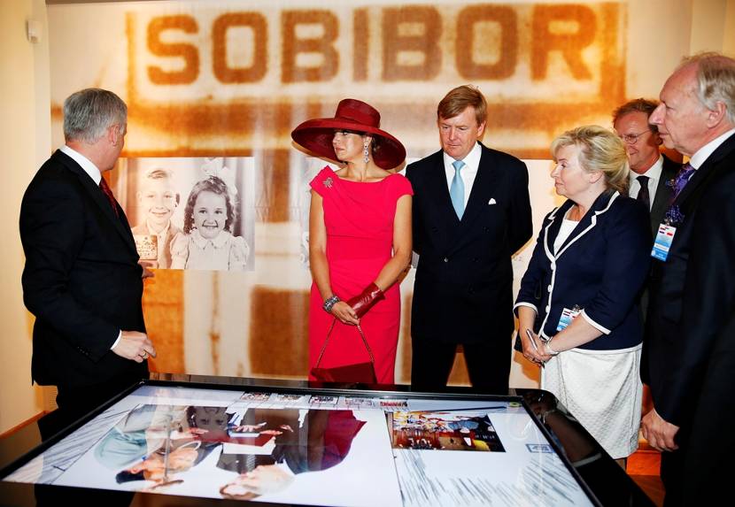 Warschau, 24 juni 2014: Staatssecretaris Suchowksi van Cultuur en Nationaal Erfgoed geeft  Koning Willem-Alexander en Koningin Máxima uitleg over de herinrichting van de gedenkplaats voor voormalig vernietigingskamp Sobibor.