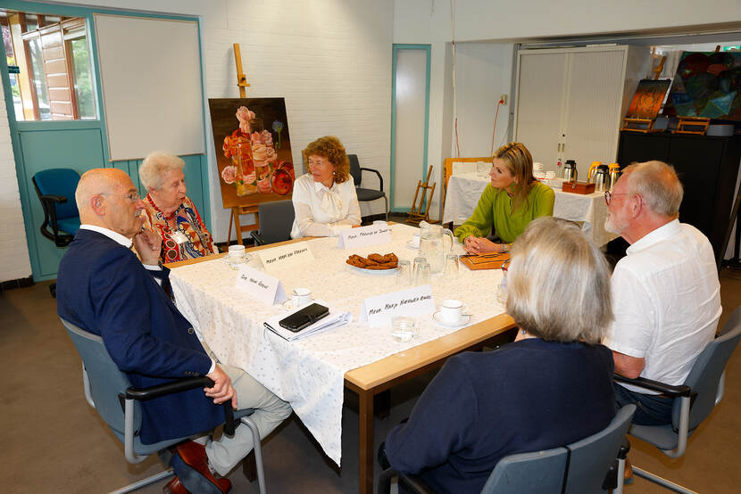 Koningin Máxima bezoekt projecten rond ouderenwelzijn in Almere