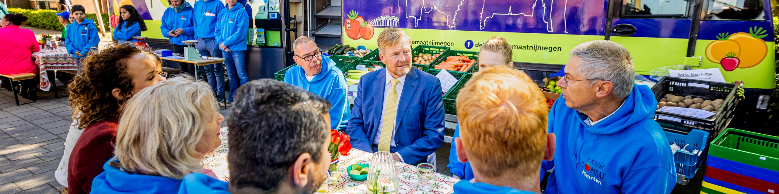 Koning bezoekt De Blauwe Tomaat