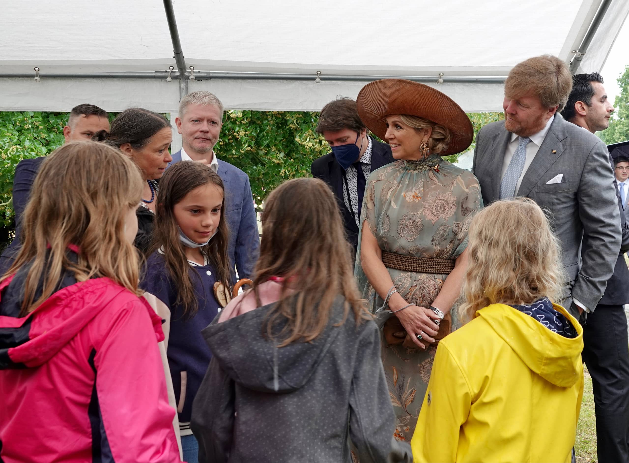 Koning Willem-Alexander en Koningin Maxima spreken met kinderen.