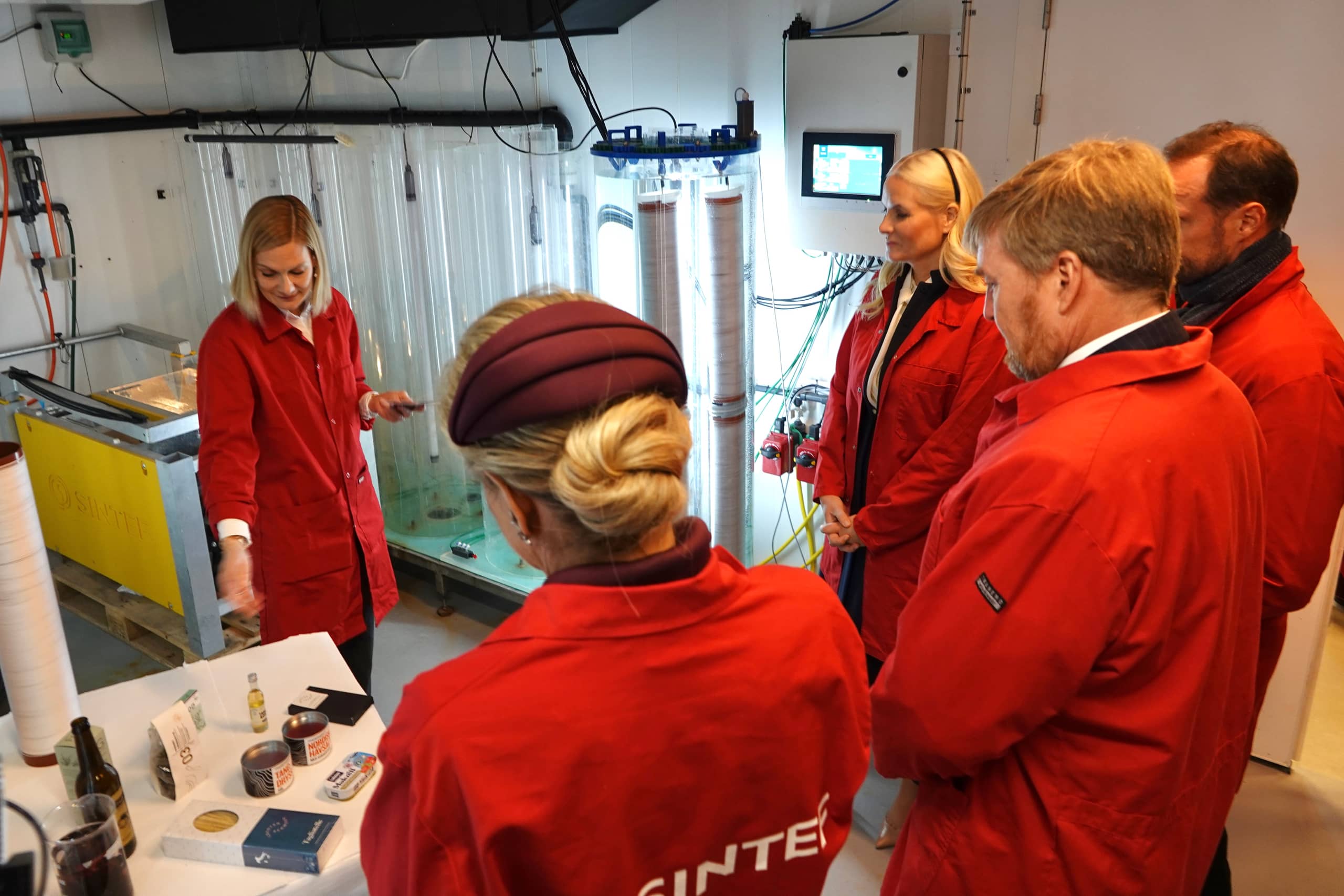 Koning Willem-Alexander en Koningin Máxima krijgen een rondleiding door het Norwegian Centre voor Plankton Technology laboratorium.