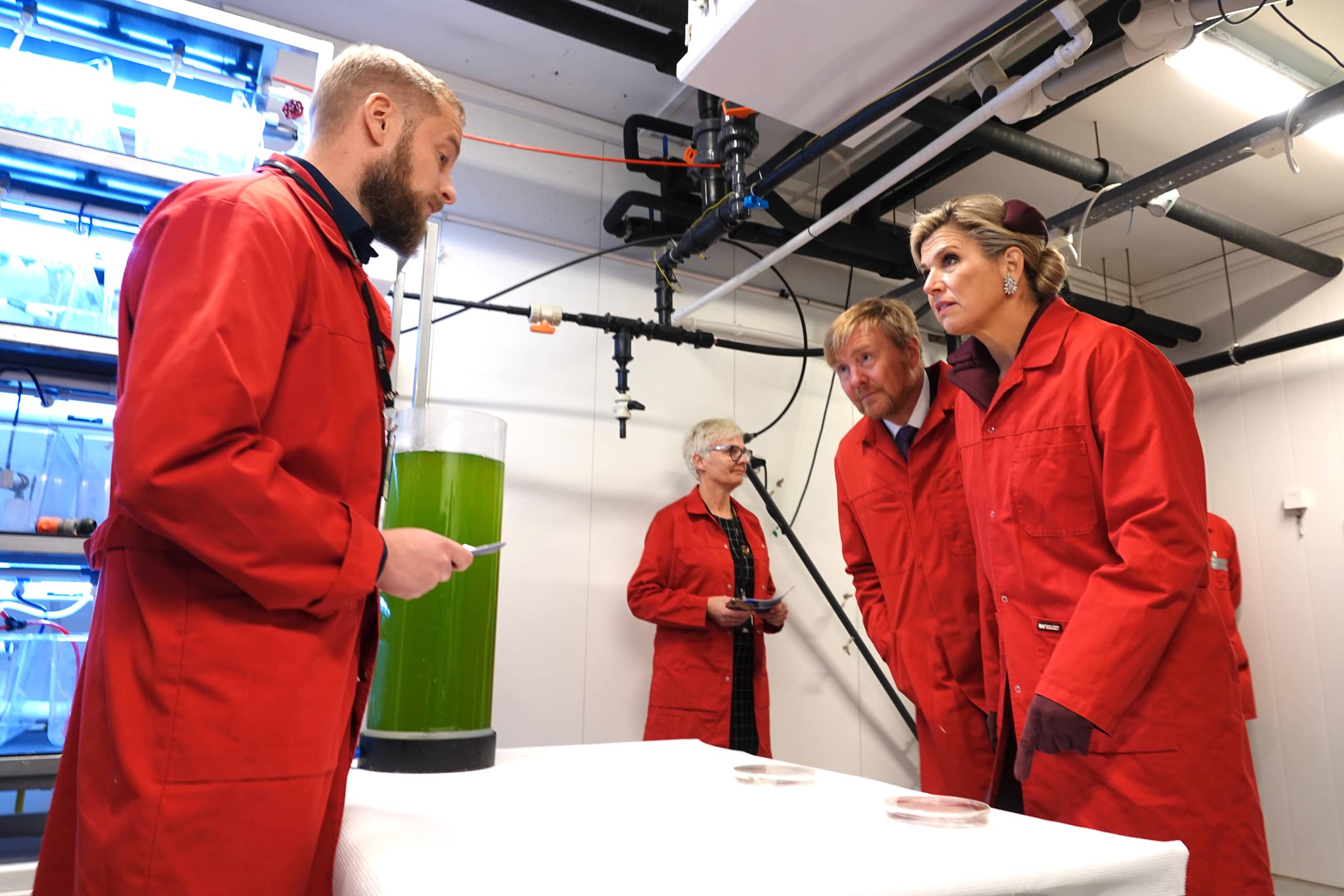 Koning Willem-Alexander en Koningin Máxima krijgen een rondleiding door het Norwegian Centre voor Plankton Technology laboratorium.