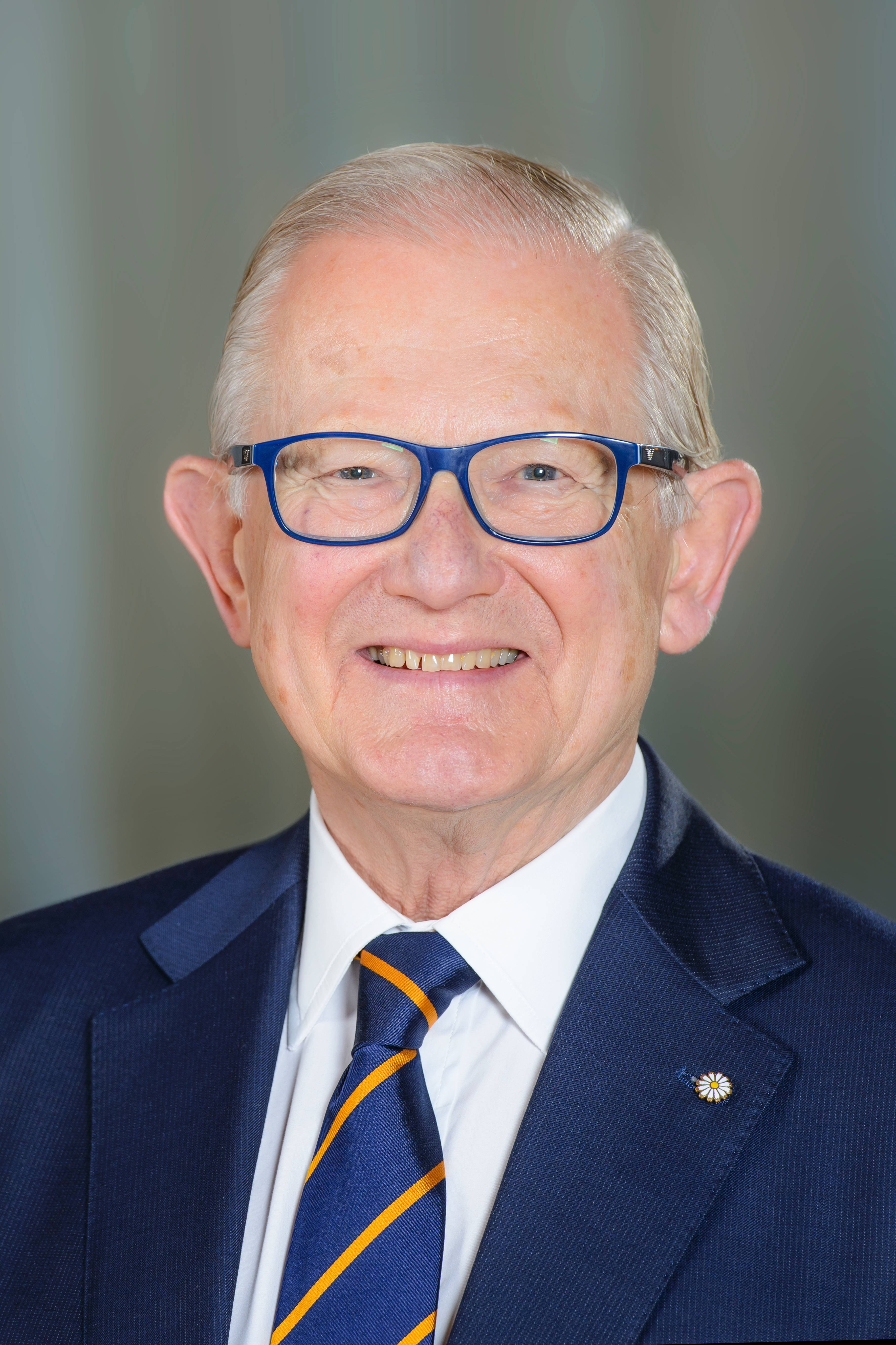 Portretfoto's prof. mr. Pieter van Vollenhoven Foto en video Het