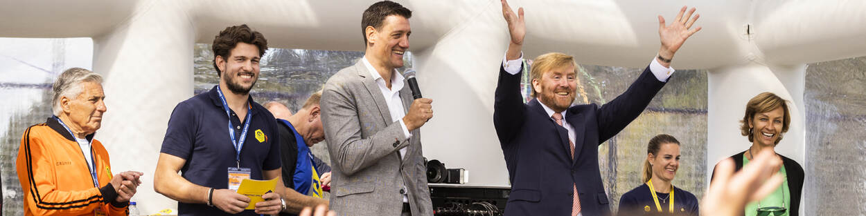 Koning Willem-Alexander bezoekt op sportcomplex De Toekomst in Amsterdam De Open Dag van de Johan Cruyff Foundation