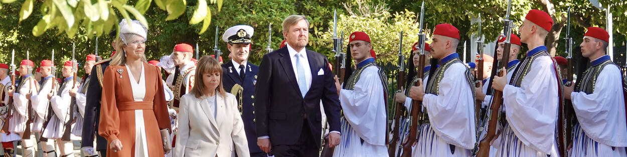 Koning Willem-Alexander en Koningin Máxima worden door president Katerina Sakellaropoulou van Griekenland ontvangen met een welkomstceremonie bij het Presidentieel Paleis
