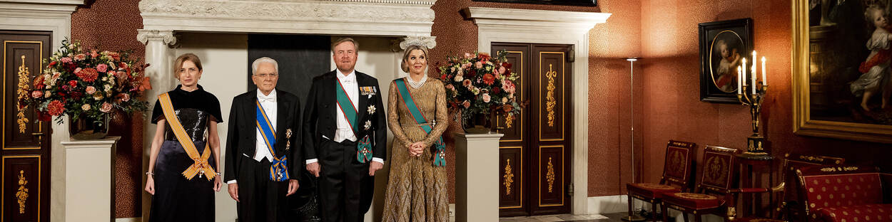 Koning Willem-Alexander, Koningin Máxima, president van Italië Sergio Mattarella en zijn dochter Laura Mattarella bij het staatsbanket in het Koninklijk Paleis Amsterdam