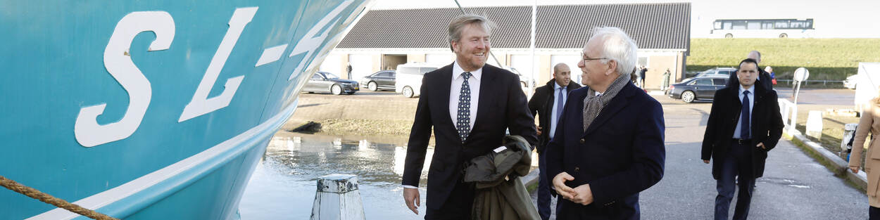 Koning Willem-Alexander en minister Adema bezoeken haven en visafslag van Stellendam