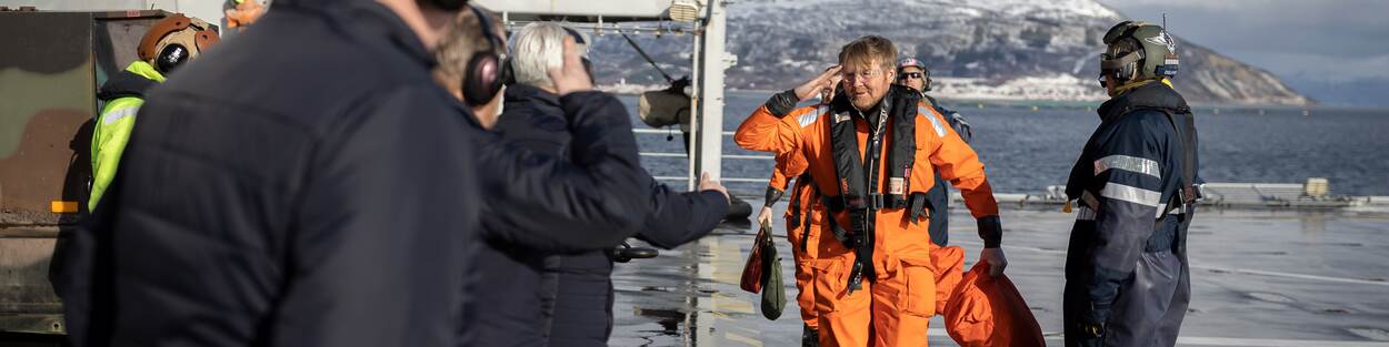 De Koning brengt een werkbezoek aan de Koninklijke Marine in Noorwegen tijdens NAVO-oefening Cold Response op 26 en 27 maart 2022.
