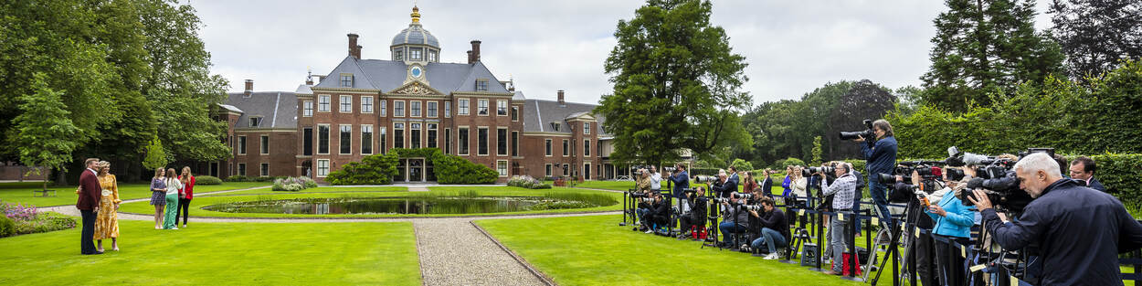 Fotosessie van het Koninklijk Gezin in tuin Huis ten Bosch
