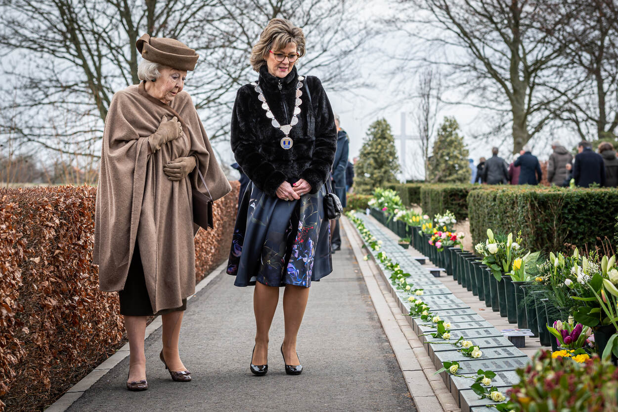 Prinses Beatrix herdenking watersnoodramp Oude-Tonge