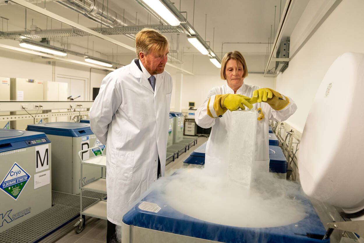 Koning Willem-Alexander bezoekt het Westerdijk Fungal Biodiversity Instituut