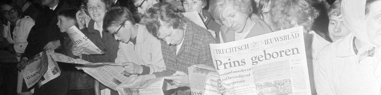 Mensen lezen kranten geboorte Koning Willem-Alexander