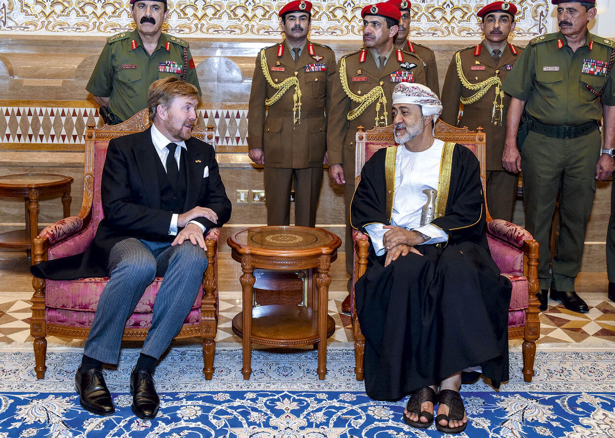 Koning in gesprek met Sultan Haitham bin Tariq