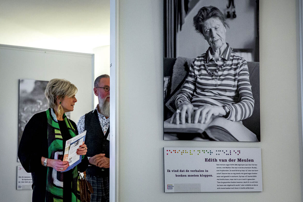 Prinses Laurentien opent fototentoonstelling 'Knokken voor je boeken'
