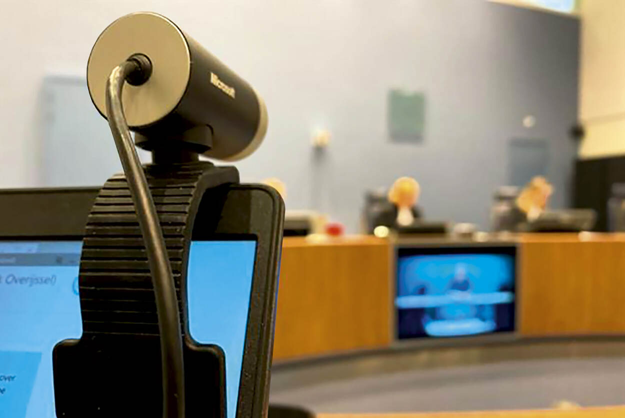 Webcam in een rechtszaal.