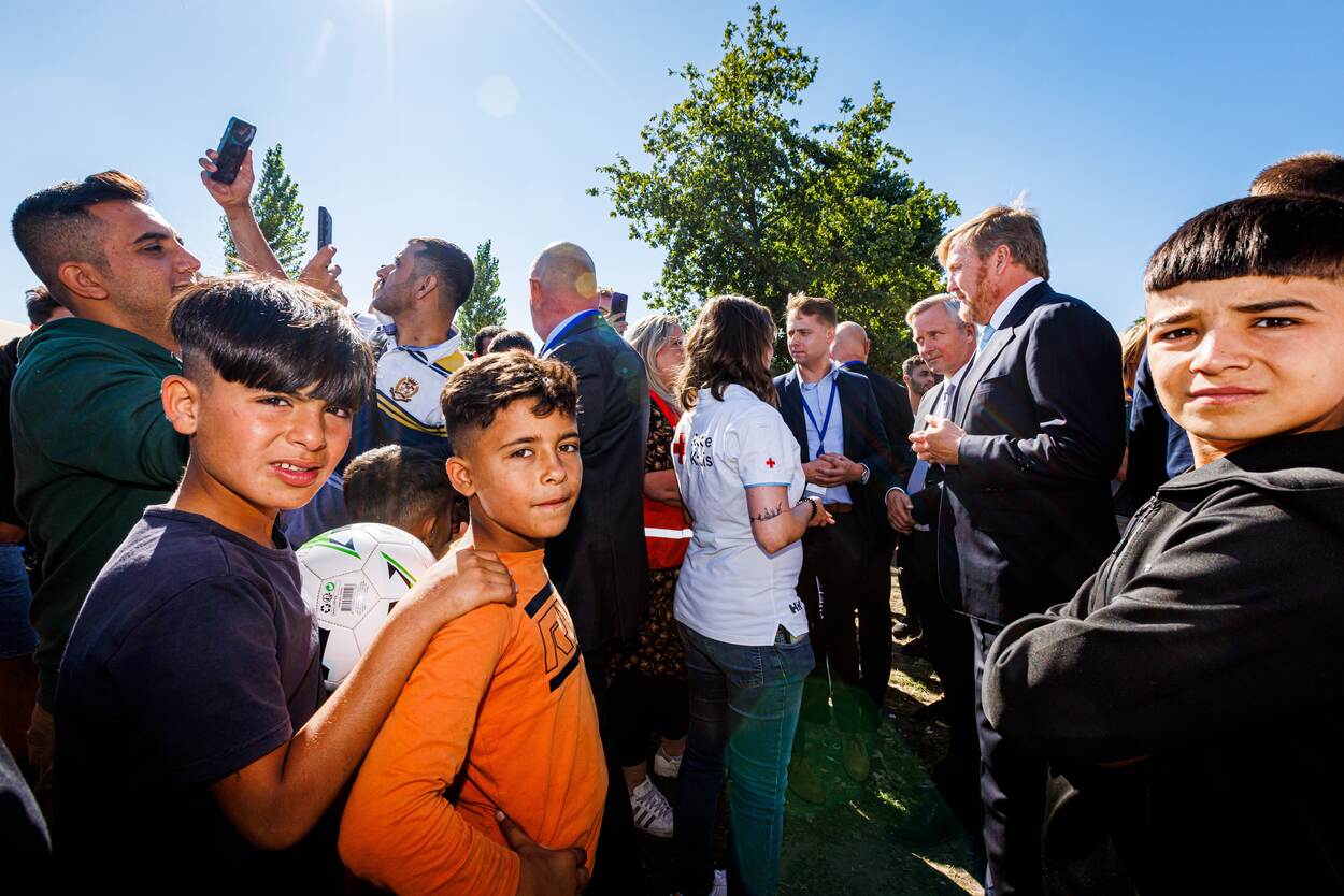 Koning Willem-Alexander bezoekt aanmeldcentrum asielzoekers in Ter Apel