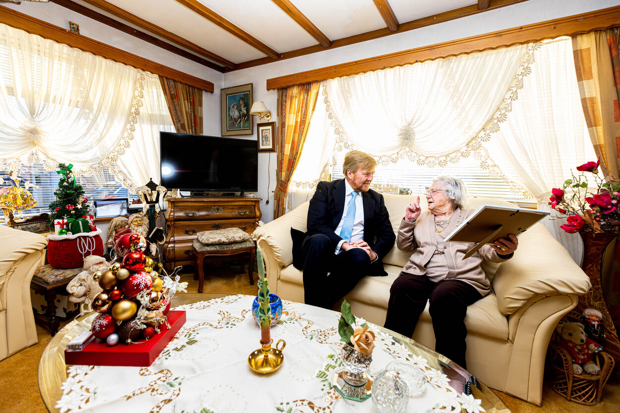 Koning Willem-Alexander bezoekt woonwagencentrum Beukbergen in Huis ter Heide