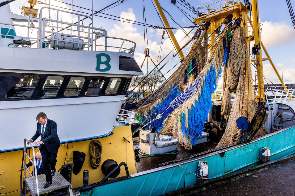 Koning Willem-Alexander bezoekt visserij in Stellendam