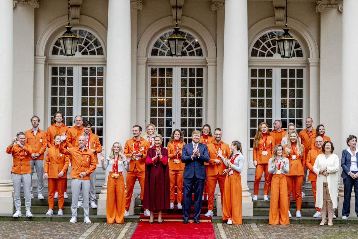 Koning Willem-Alexander en Koningin Máxima ontvangen medaillewinnaars van TeamNL van de Olympische Winterspelen van Beijing 2022